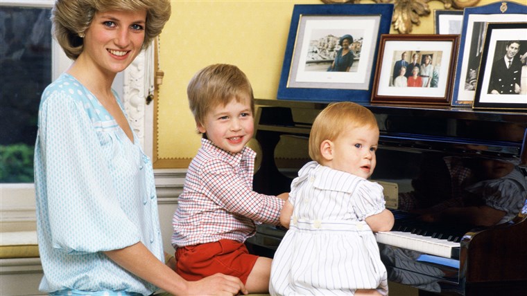 ダイアナ、 Princess of Wales with her sons, Prince William and P