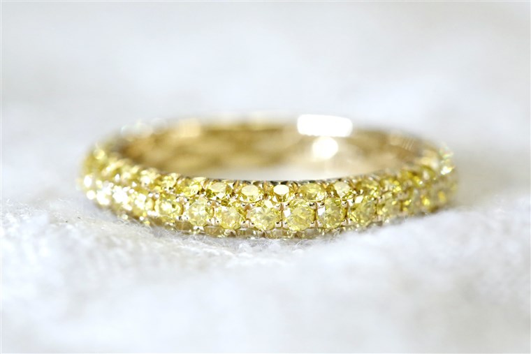 黄 diamond ring
