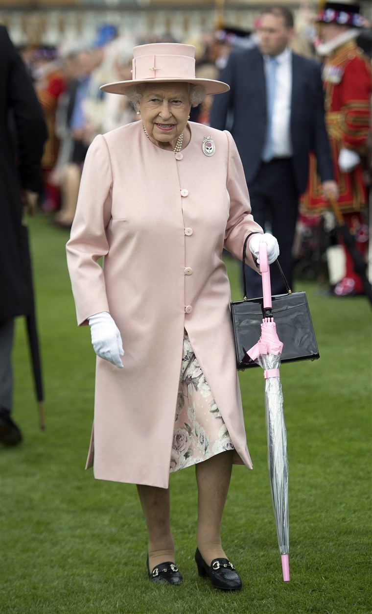 퀸 Elizabeth II with umbrellas