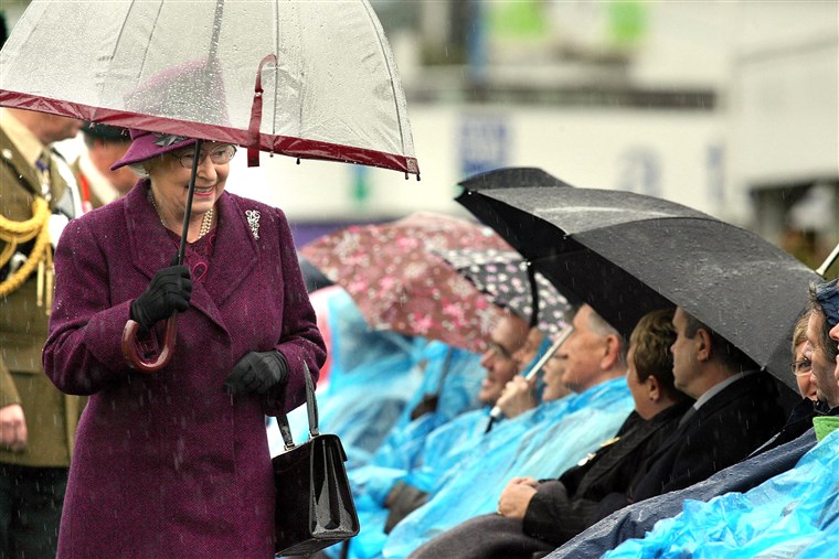 Ratu Elizabeth II with umbrellas