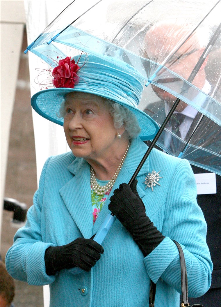 퀸 Elizabeth II with umbrellas