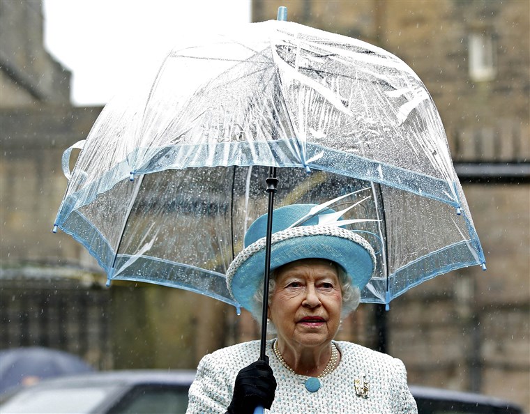Ratu Elizabeth II with umbrellas
