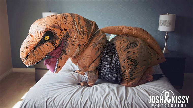 신부 to be does boudoir photo shoot dressed as a dinosaur