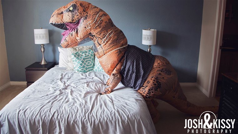 신부 to be does boudoir photo shoot dressed as a dinosaur