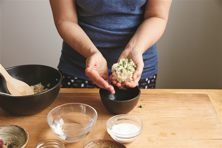 どうやって to make onigiri (rice balls) at home