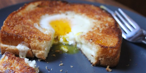 グリル Cheese Egg-in-a-Hole