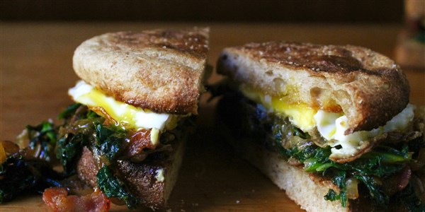 5- 성분 Bacon, Greens and Egg Breakfast Sandwich 