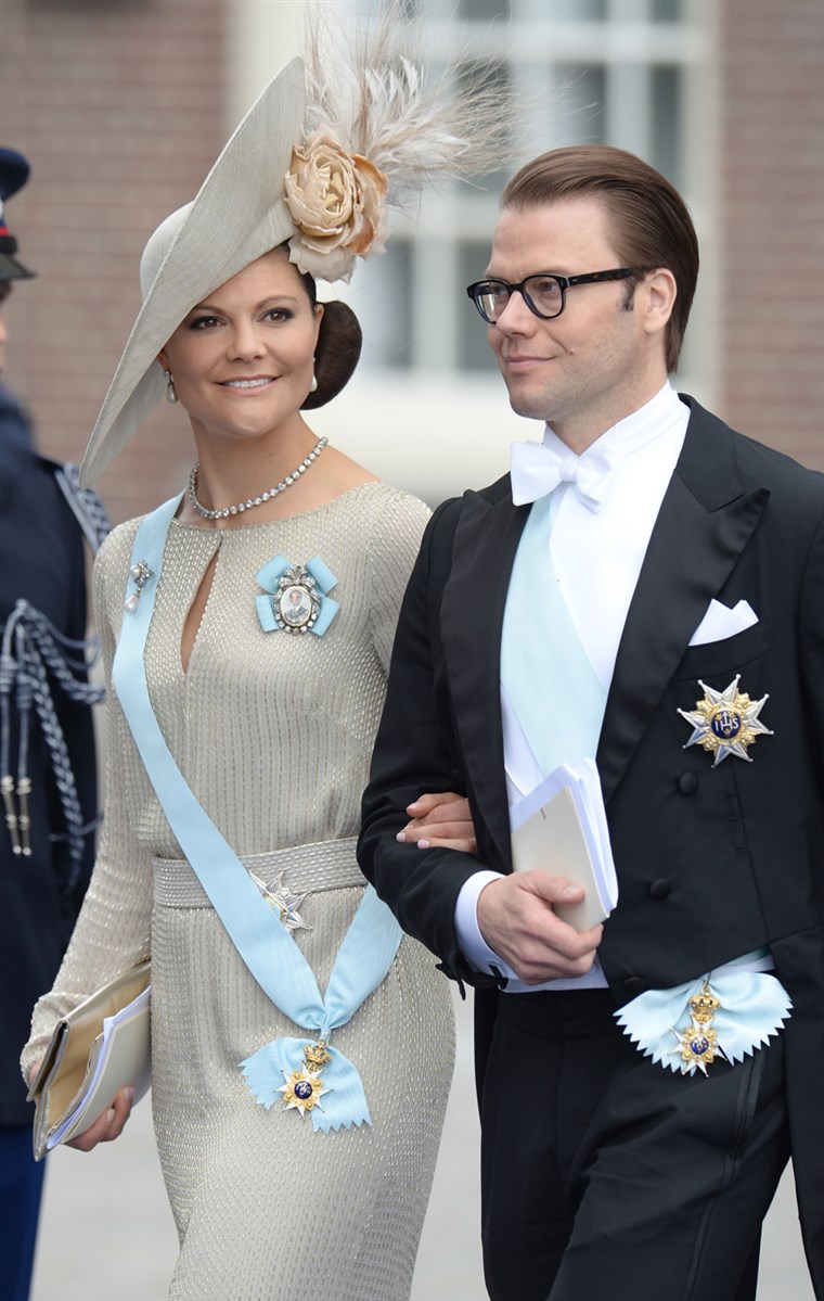 Swedia's Crown Princess Victoria and Prince Daniel leave the Nieuwe Kerk (New Church) in Amsterdam on April 30, 2013 after attending the investiture o...
