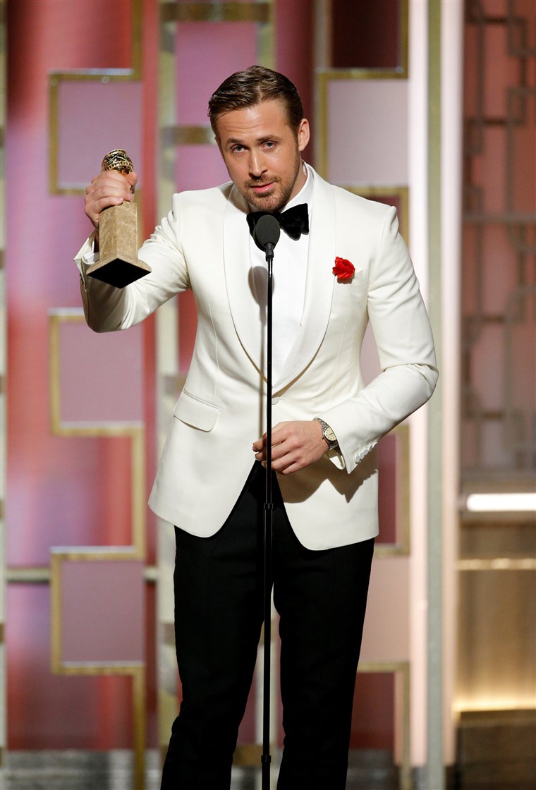 画像： Actor Ryan Gosling holds his award for Best Actor, Motion Picture - Musical or Comedy for 