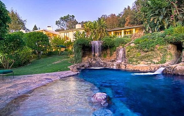 표 Wahlberg recently sold his Beverly Hills home for $12.995 million.