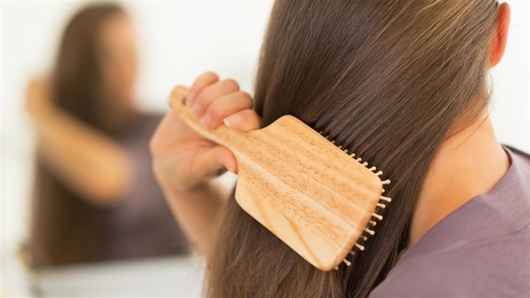 女性 brushing hair