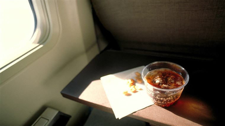소다 and peanuts on airplane