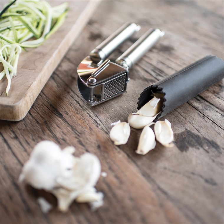 그만큼 UberChef Garlic Press and Peeler makes cooking with garlic much easier -- and less stinky!