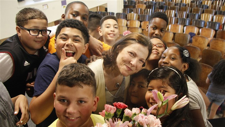 小学生 School Choir Sings 'I'm Gonna Love You Through It' to Teacher With Cancer: Watch