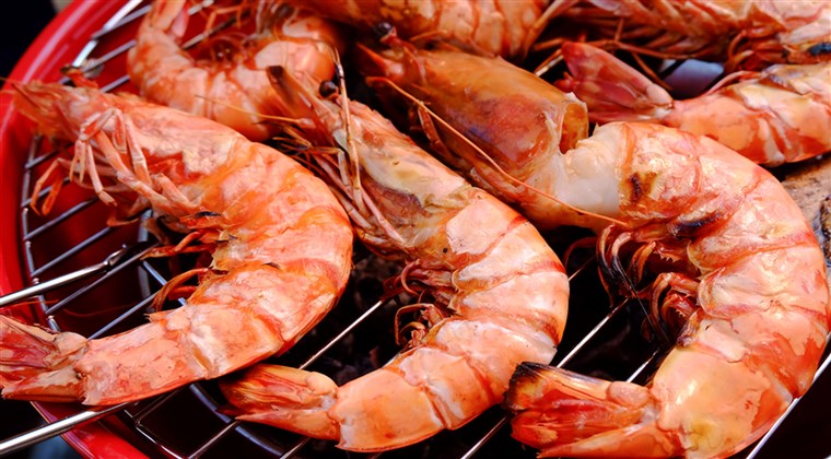 grigliato shrimp arranged on a large plate.