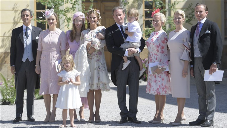 스웨덴's Princess Leonore in front of her mom, Princess Madeleine 