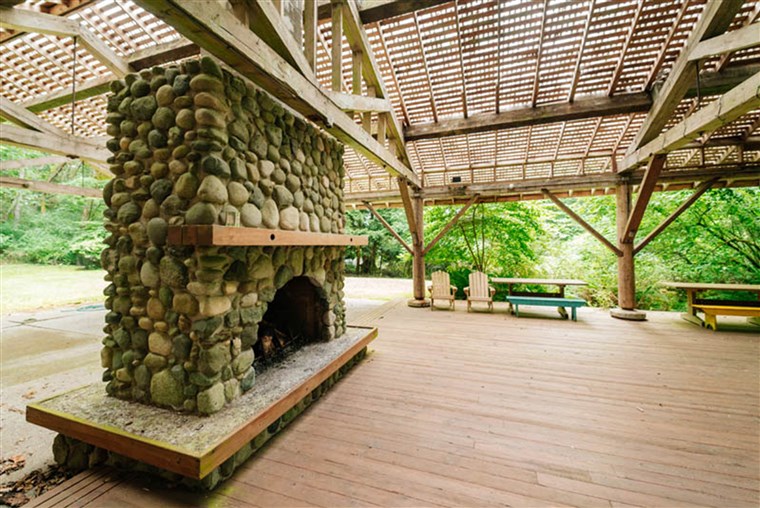 이 expansive porch space offers the perfect spot for entertaining guests.
