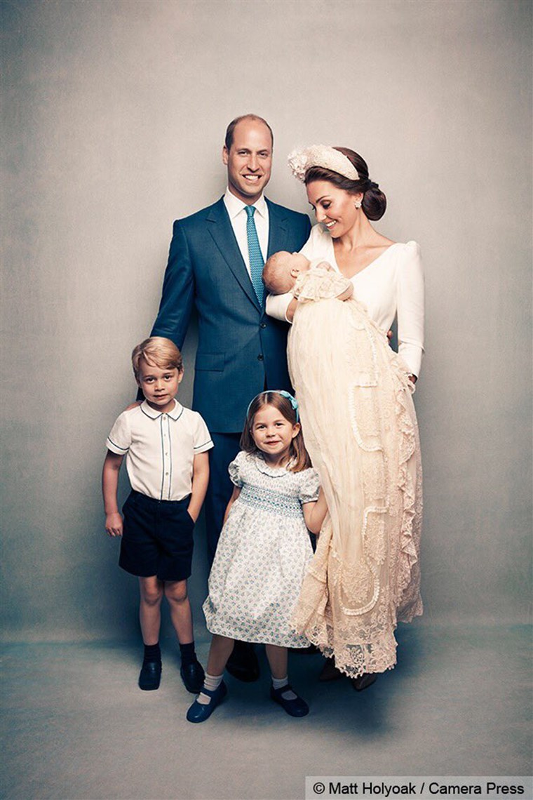 Pangeran William and Duchess Kate pose for an adorable family photo with their little ones: Prince George, Princess Charlotte and Prince Louis.