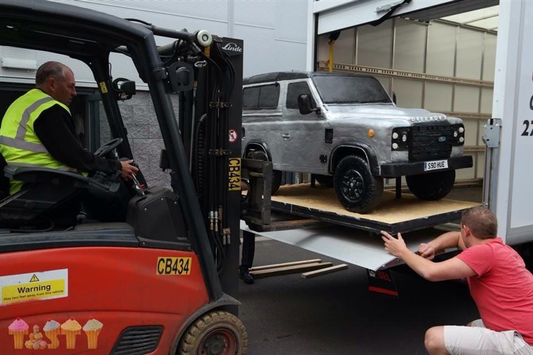 라라 Mason's Land Rover cake gets transported by fork lift.