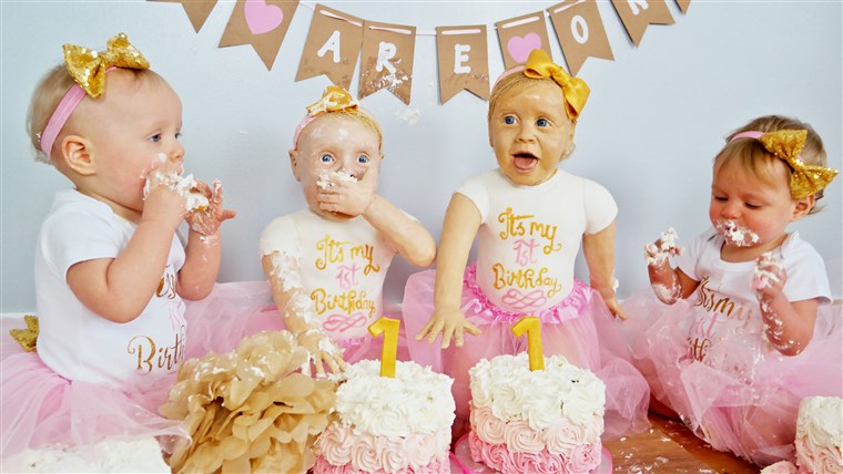 Un amateur baker has created life-size cake versions of her twin daughters to celebrate their first birthday. 