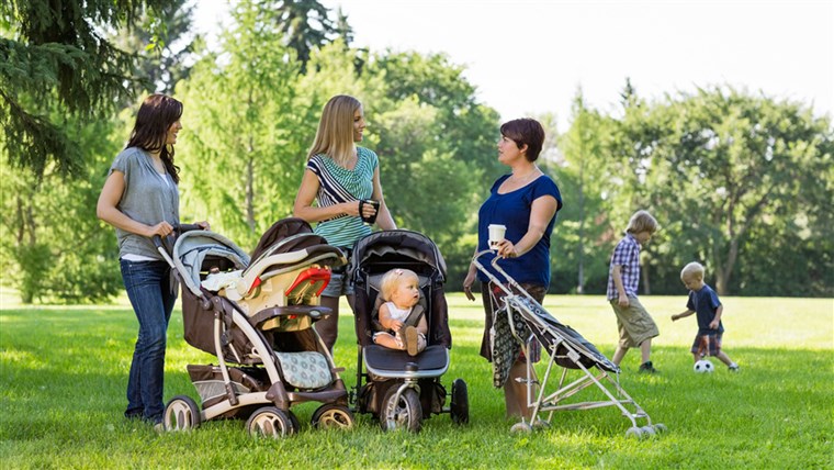 ibu-ibu with baby strollers talking in park