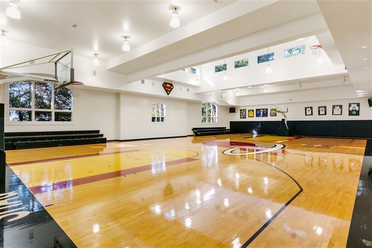 シャキル O'Neal house for sale: basketball court