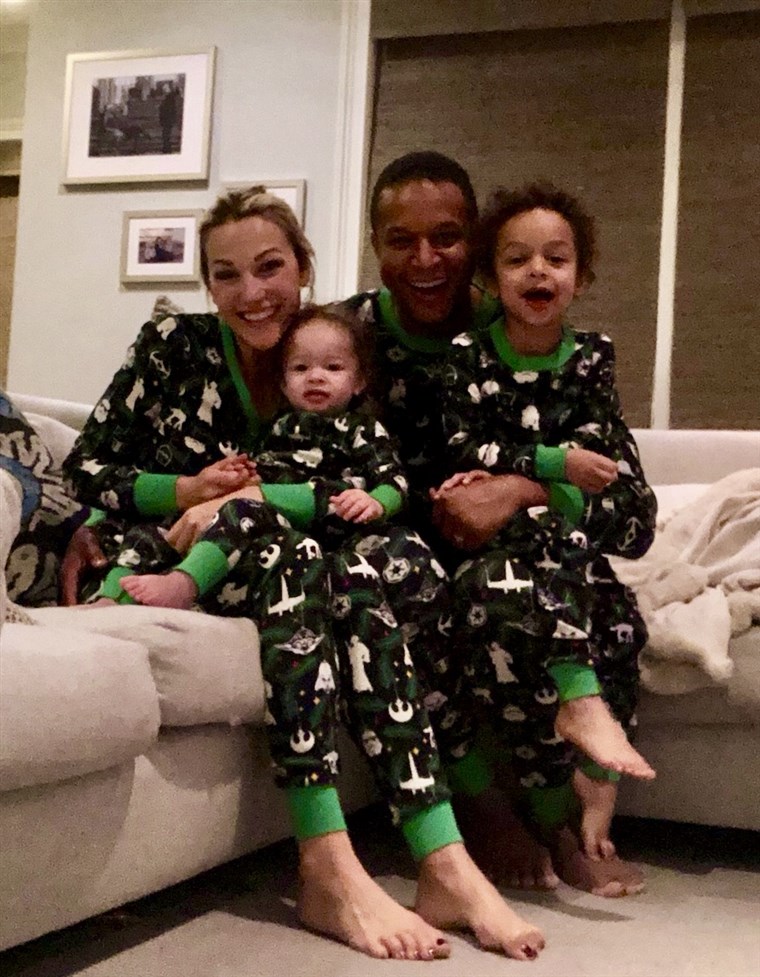 크레이그 Melvin's family looked merry and bright in their Christmas pajamas!