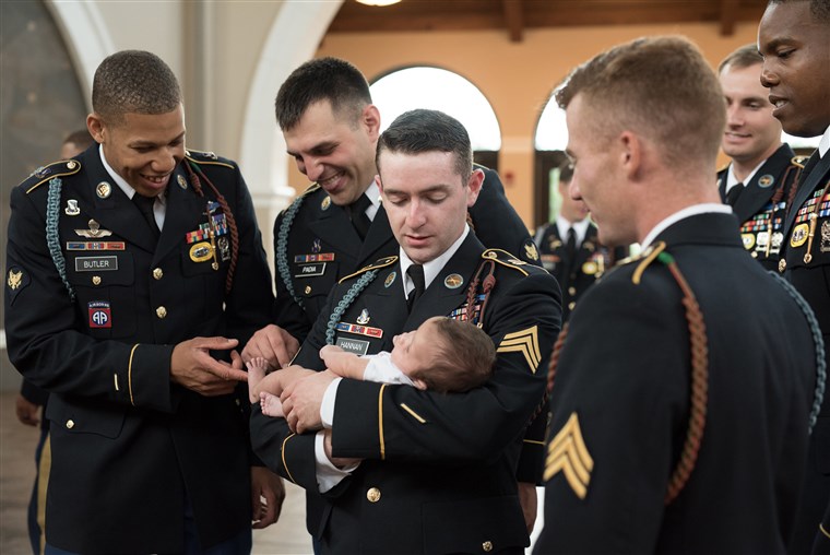 Il soldiers who served alongside Chris Harris delighted in meeting his baby girl together. 