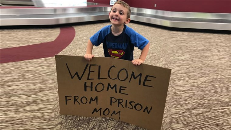 figlio plays prank on mom at airport