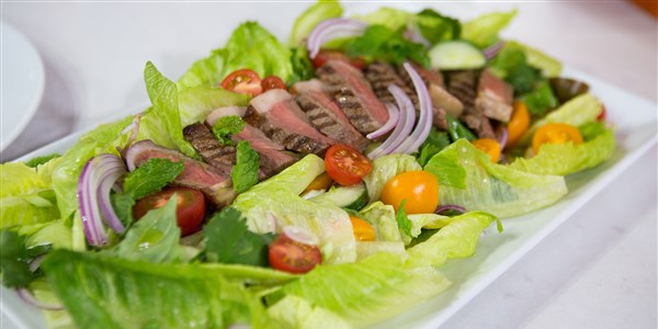 태국 사람 Salad with Grilled Dry-Aged Beef