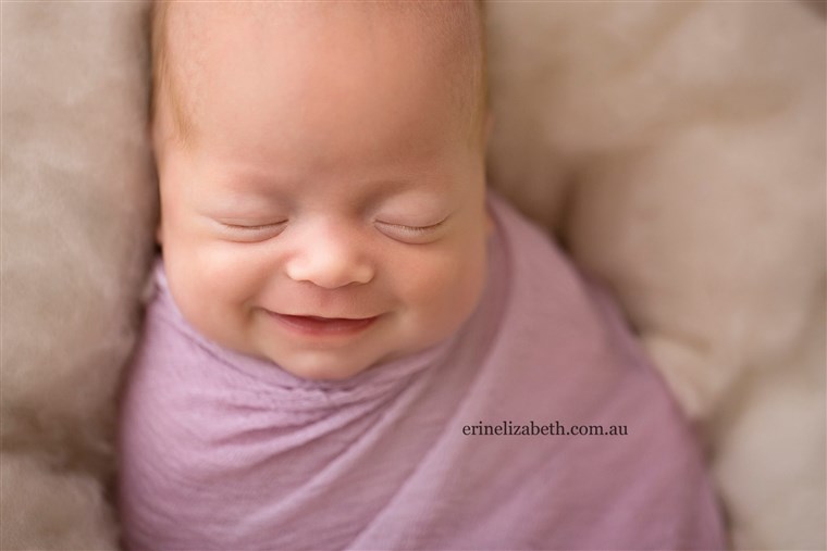 Tersenyum baby happy during quintuplet photo shoot