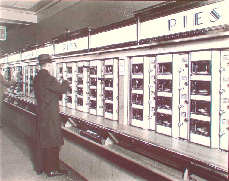 アン automat on Manhattan's Eighth Avenue in 1936 photographed by Berenice Abbott.