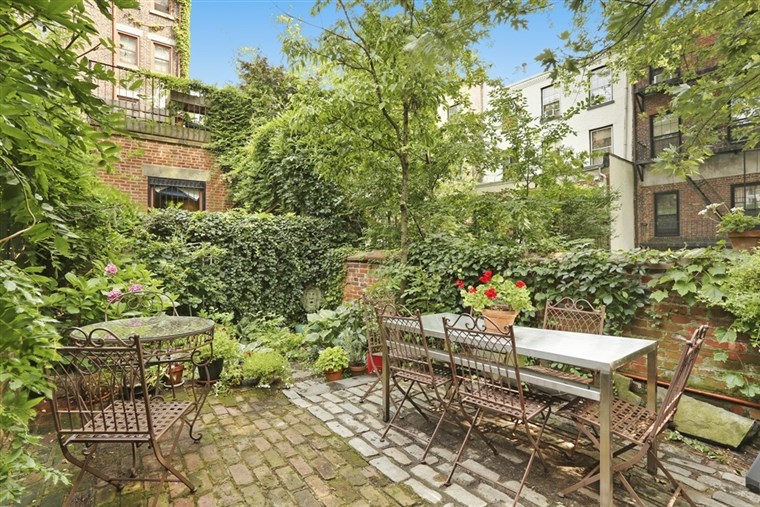 ノラ Jones purchases home in Brooklyn's Cobble Hill neighborhood.