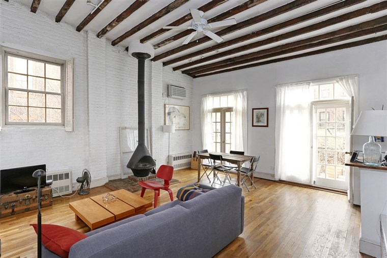 ノラ Jones purchases home in Brooklyn's Cobble Hill neighborhood.