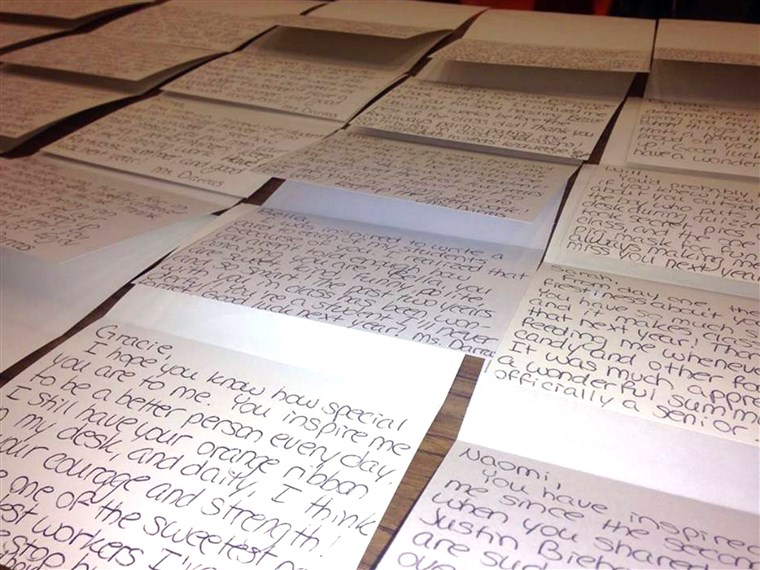 コロラド州 high school teacher who wrote heartfelt notes to more than 100 students