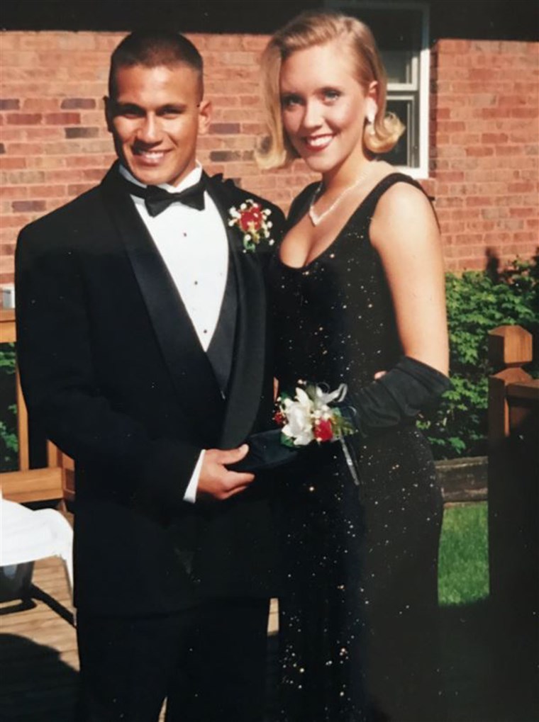 비탄 who wore her mom's prom dress 22 years later. Lori Johnson, prom