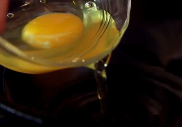 Far cadere egg into pool of oil