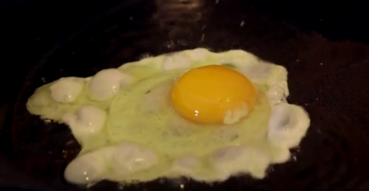 Permettere egg start frying