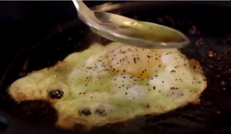 Sendok oil over egg for 30 seconds
