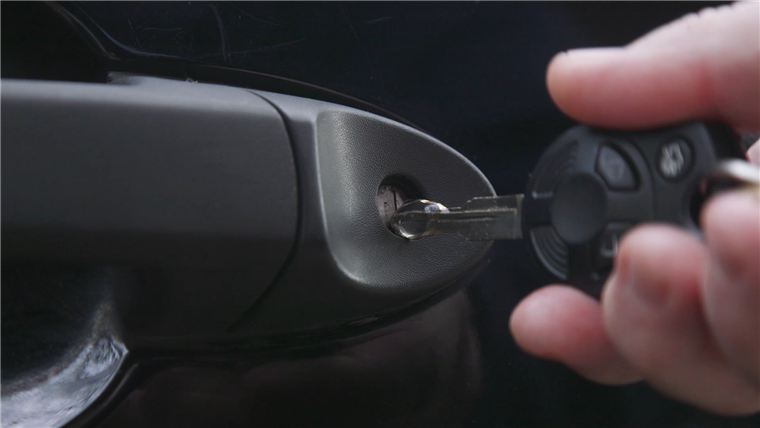 그만큼 alcohol from hand sanitizer can unfreeze your lock if you're in a jam.