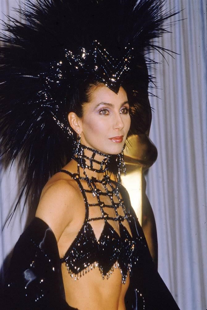 シェール's 1986 spiderweb ensemble was one of the Oscars' most memorable looks of all time.