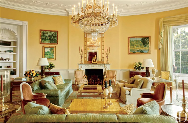앰플 seating in the Yellow Oval Room creates a comfortable space for large groups.