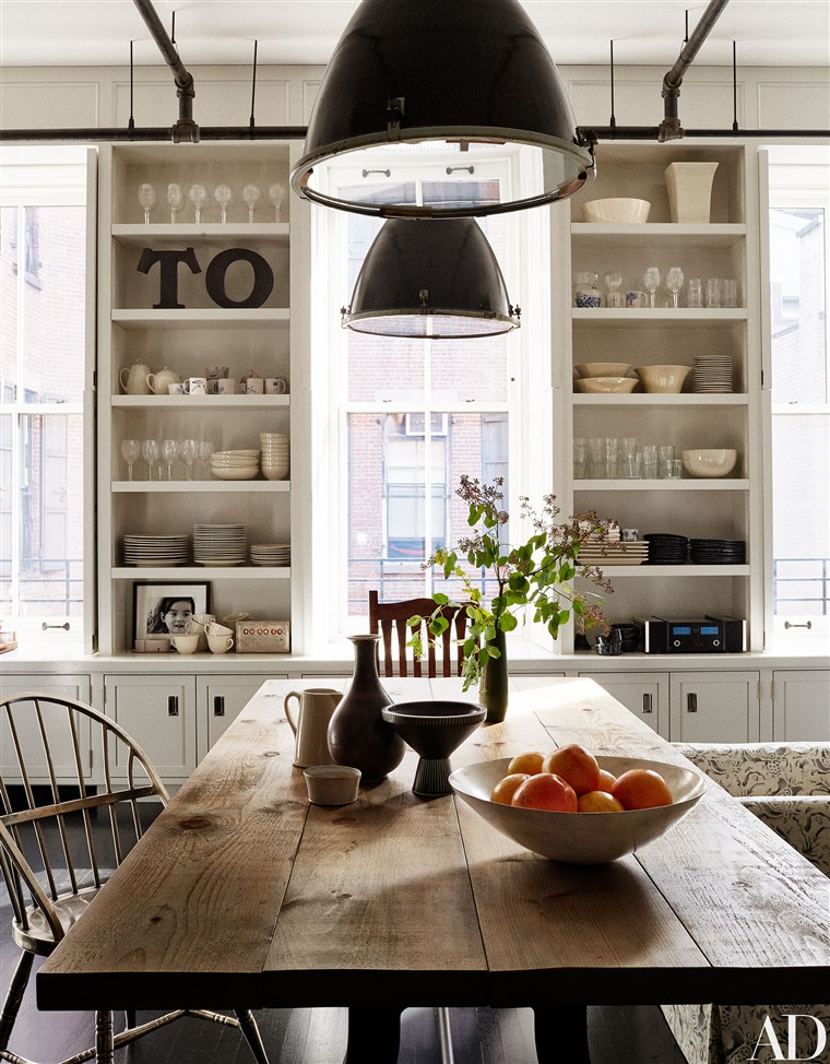 Industri lights from a salvage in Maine illuminate the kitchen’s dining area.