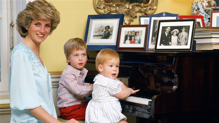 ダイアナ、 Princess of Wales with her sons, Prince William and Prince Harry, at the piano in Kensington Palace in 1985.