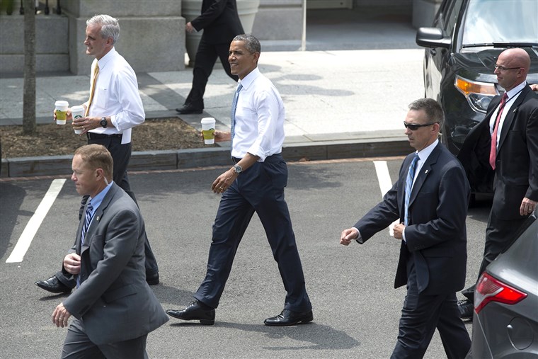 epa04246979 US President Barack Obama (C) walks down West Executive Drive on the White House campus after making a surprise visit to a Starbucks store...