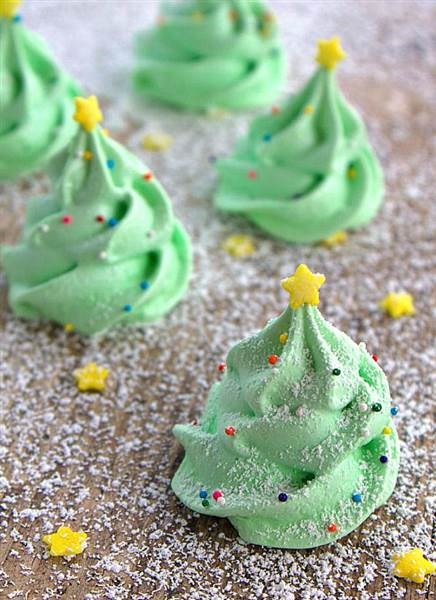 hari Natal cookies: Christmas tree meringue cookies