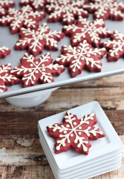 크리스마스 cookies: Festive red velvet snowflake cookies