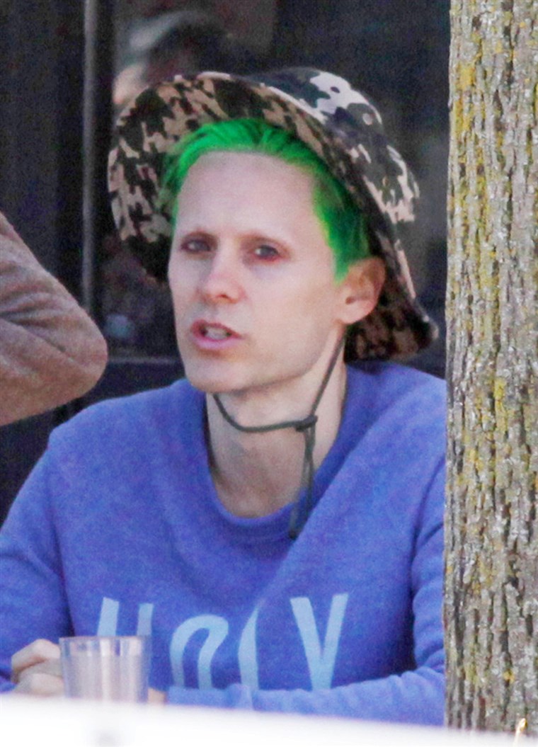 자레드 Leto seen out for the first time in public sporting green hair for his role as The Joker in 'Suicide Squad'