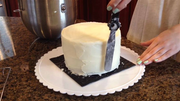 방법 to frost a cake perfectly with a paper towel