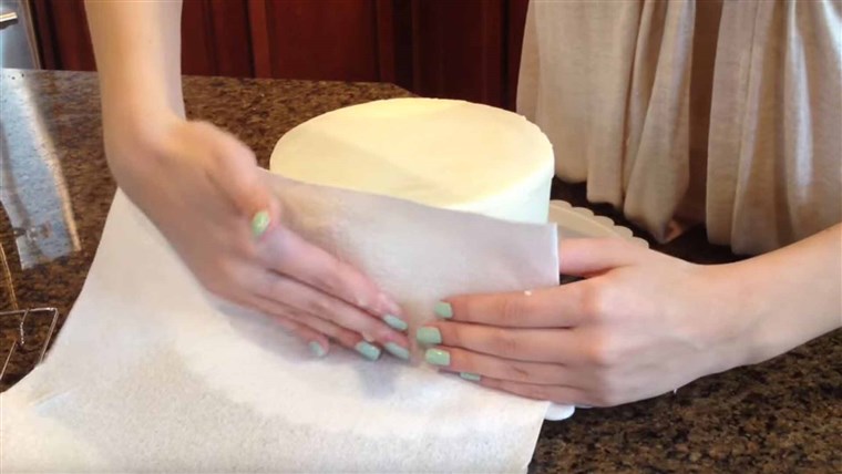 방법 to frost a cake perfectly with a paper towel